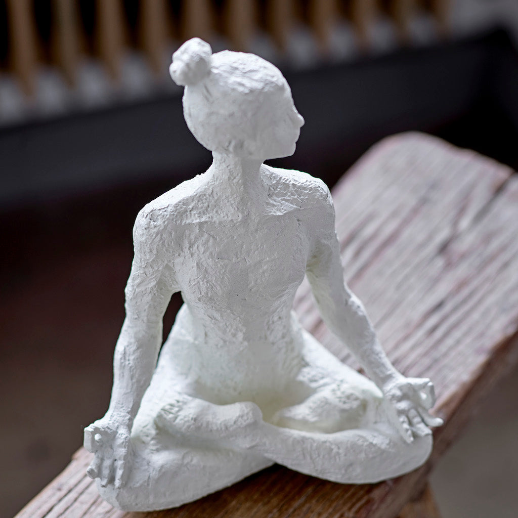 Adalina Yoga-Figur aus weißem Polyresin von Bloomingville