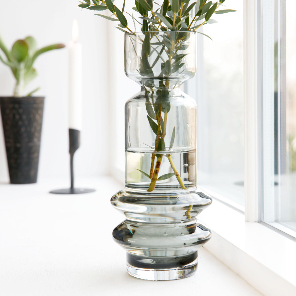 Sapa Vase i Gråt Glas fra House Doctor, H 25cm.